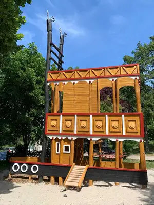 SPIELART : STRUCTURE DE JEUX BATEAU À VAPEUR MER BALTIQUE, ref L93
